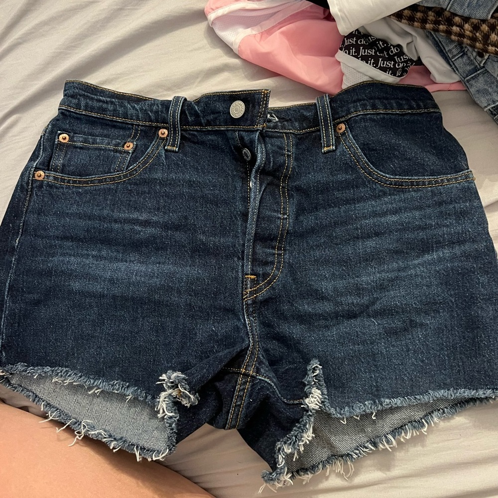 Dark blue denim levi shorts!